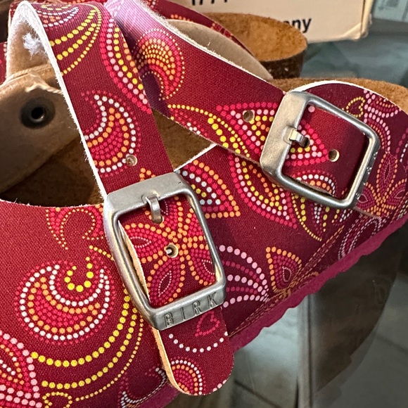 New in Box Birkenstock Dorian Kids Red Paisley Sandals sz 10-10 1/2 ( 28 ) - Picture 3 of 10